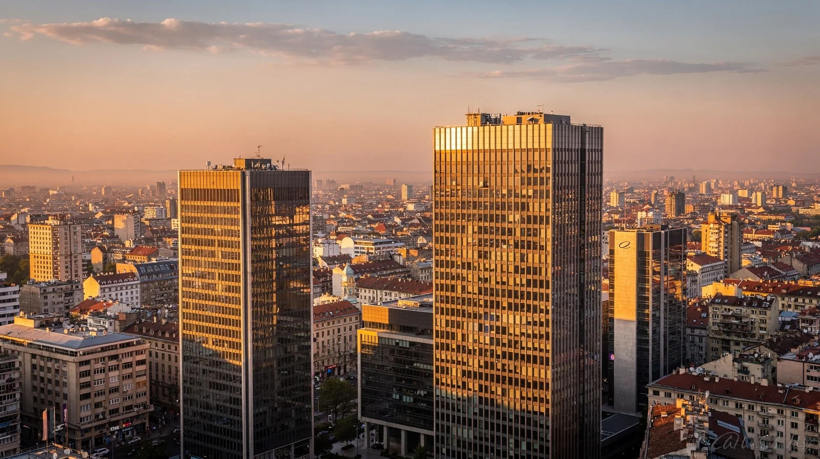 Bucarest, le quartier d'affaires au coucher du soleil, création de société en Roumanie